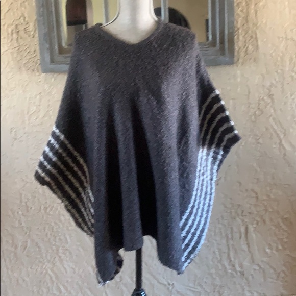 Poncho - Picture 7 of 9